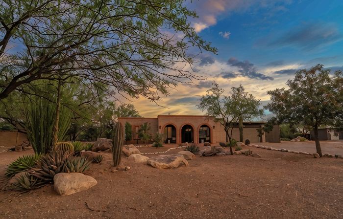 Desert Skies - Beautiful private Tucson home with great mountain views &  pool