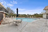 Beautiful San Clemente Beach Condo, Walking to the Sand - Pools