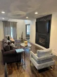 Fully renovated modern beach home in Orltey Beach - 4 ดาว