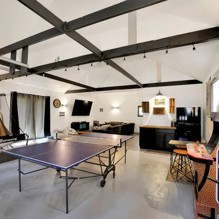 Nine Pines Outpost: Pet Friendly, Hot Tub, Game Room, w/ Private Treetop Escape.