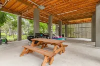 McQueeney Tree-House near lake