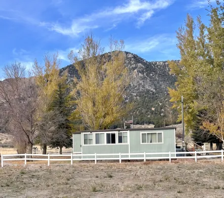 Cozy Cabin on 2 acres with mountain view river access, 5 min to Lava Hot Springs - Mountain view