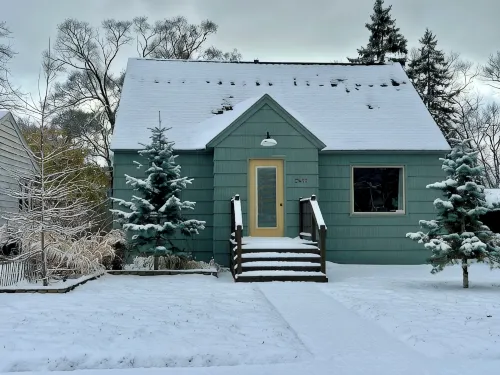 Mi-Pet-Friendly Home Near Beach with Spacious Private Backyard, Dog Friendly - Wifi