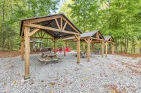 1 Bedroom Cozy Cabin 4 Miles to Downtown Helen!   Fireplace, Kitchen, Fire Pit! - 2-Star