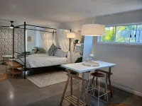 Paradise Palms Bungalow - New Private Studio with easy stroll to surf n sand - 4성급