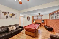 roomy CHALET-3 mts WALK2LAKE w/LINENS/FIREPIT/HOTTUB/GAMES/BB&JACK FROST Ski mts - Wi-Fi