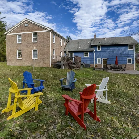 In-Town! Blue House 4 BR w Terrace and Backyard