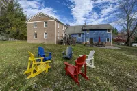 In-Town! Blue House 4 BR w Terrace and Backyard - Wifi