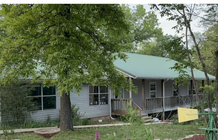 HOT TUB - The Lodge - 4 bedroom home at Table Rock Lake - 2 blocks from water
