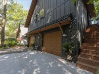 Cozy Loft Retreat with Lake Views and Access. Hotels in Mecosta County