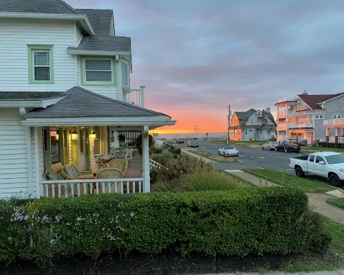 Top Rated!  Only 4 Houses to Beach! Oceanview Deck and 6 Beach Passes Included! ベルマのホテル