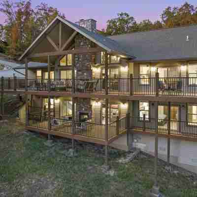 Luxe Lodge: Gaming Paradise W/ Breathtaking Lake Views, Indoor Pool Close to SDC Hotel Exterior