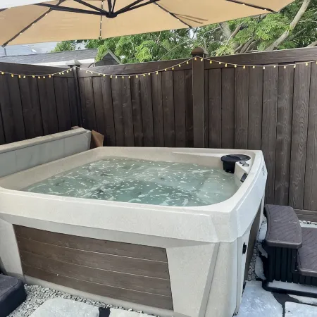 The Reminisce! 5/3, Downtown, Hot Tub, Fenced Yard, Fire Table, Free Parking,Lux