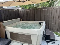 The Reminisce! 5/3, Downtown, Hot Tub, Fenced Yard, Fire Table, Free Parking,Lux