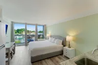 RAMADA SARASOTA CONDO HOTEL#407 Waterfront Balcony, King Bed,  Pool, Kitchenette