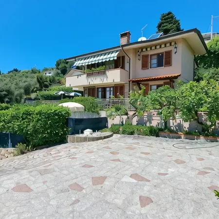 Villa Bellevue Corsanico, private pool and parking, easily accessible, sea view