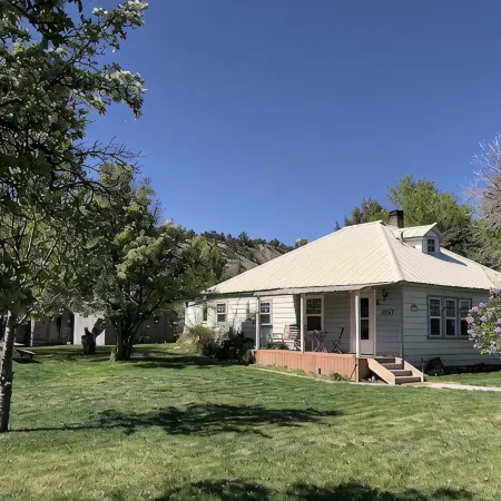 Historical 1930 Country Charmer, Peaceful Property, 9 miles to Bryce Canyon