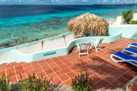 Spacious Oceanfront Villa, private beach and water access, accommodates 12 - Villas