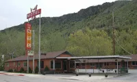 Lava Spa Motel & RV - parking