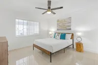 Boca Waterfront • Watch the Boats • Pool & Gym