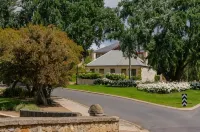 Bridge Cottages Sargeants & Armoury Cottages 1823 - History & Charm - parking