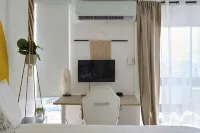 Walk to Beach & Restaurants 1Br w/City Views - Balcony