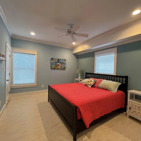 Spacious Beachfront 4-bedroom house in fabulous Surfside Beach with tiki bar