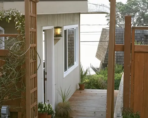 Cottage with Puget Sound, Mount Rainier, & Olympic Views Hotéis em Burien