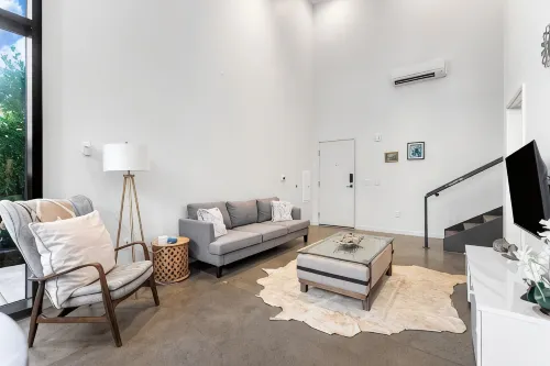Airy and Open Corner Loft - 92 Walkscore - 3-Star
