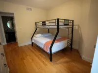 #2 Lakefront Hamlin Lake Retreat - Sleeps 10 Hotel a Hamlin Township