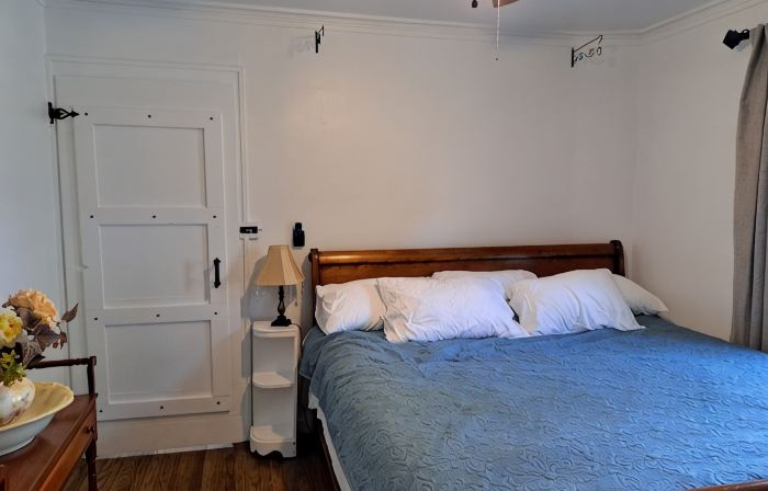 Charming 2-bedroom cottage with WiFi, AC in enjoyable Fort Madison