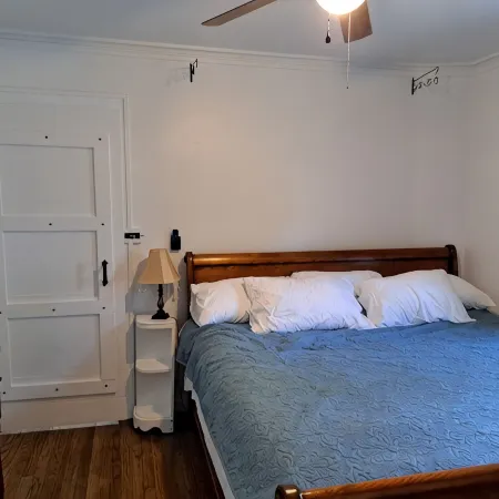 Charming 2-bedroom cottage with WiFi, AC in enjoyable Fort Madison