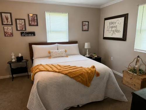 Cozy 2 Bedroom Country Cottage North of Parsons . Sleeps up to 5 people. - Wifi