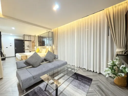 The Gold Living Life - موقف سيارات