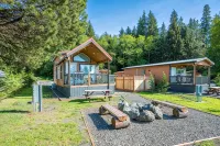 Rainforest Tiny Home Retreat: Rustic Modern