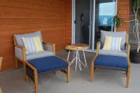 THE LAKEVIEW LOOKOUT, 1 Bedroom - Sleeps 2- walking distance to Lake & Wineries. - Wifi