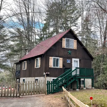 Year Round Waterfront Chalet in Amazing Private Location!!