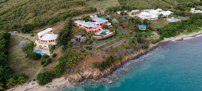 Holly's Beach Folly - Amazing Waterfront Villa, Sandy Beachfront, Pool, East End Hoteles en East End