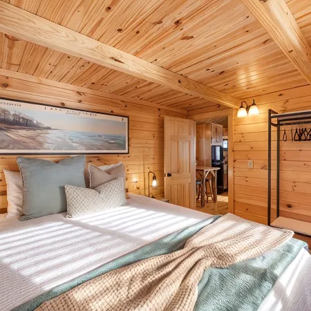 Lake Michigan Tiny Log Cabin - Weekly Rental - Fall Color Dates Available!