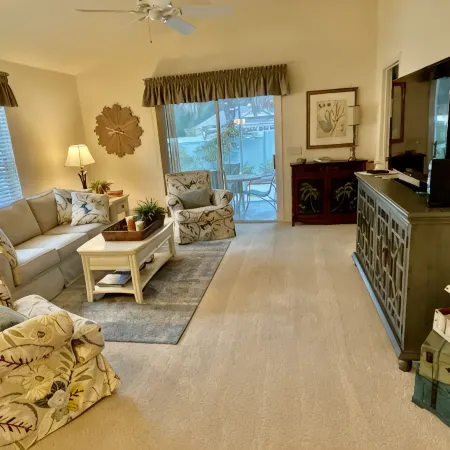 Perfect Location 2/2 Villa in Creekside Landing walking distance to Lake Sumter