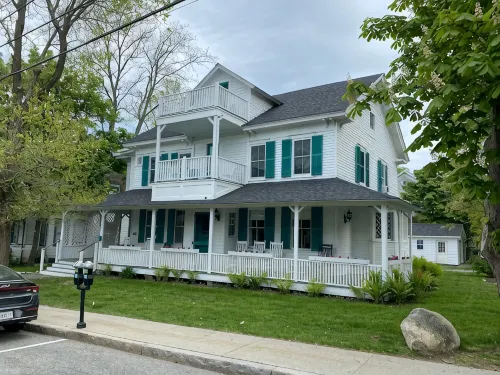 Historic Petunia Cottage: Large Renovated Victorian Excellent In-town Location - บังกะโล