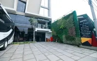 Yellow Star Hotel - Ambarrukmo - parkir