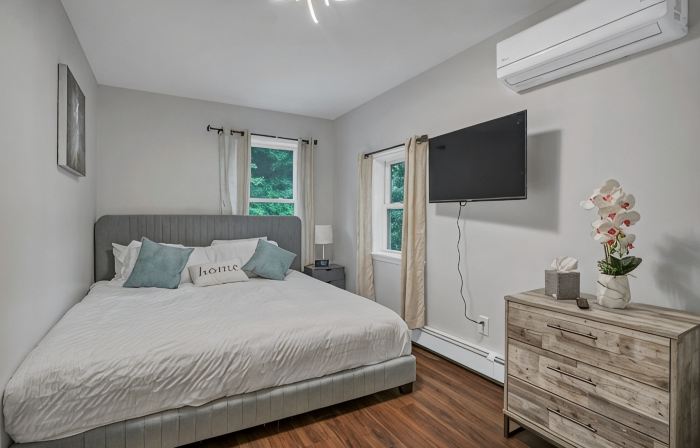 Chic, Cozy, Newly-Remodeled Cottage with Deck