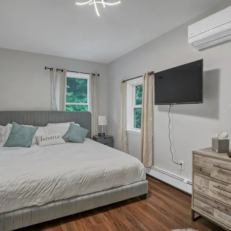 Chic, Cozy, Newly-Remodeled Cottage with Deck