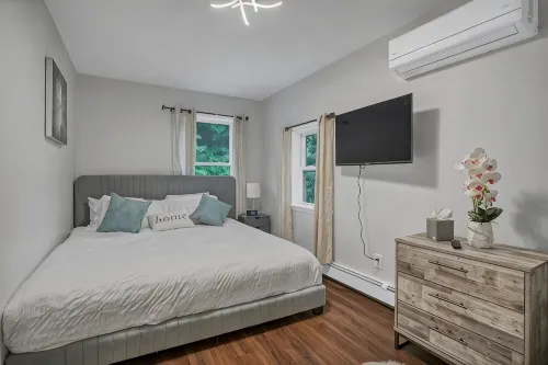 Chic, Cozy, Newly-Remodeled Cottage with Deck