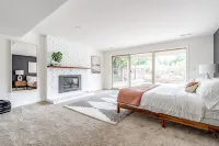 Zen 7-BR Paradise w/ Lake Views and Grape Garden - 방갈로