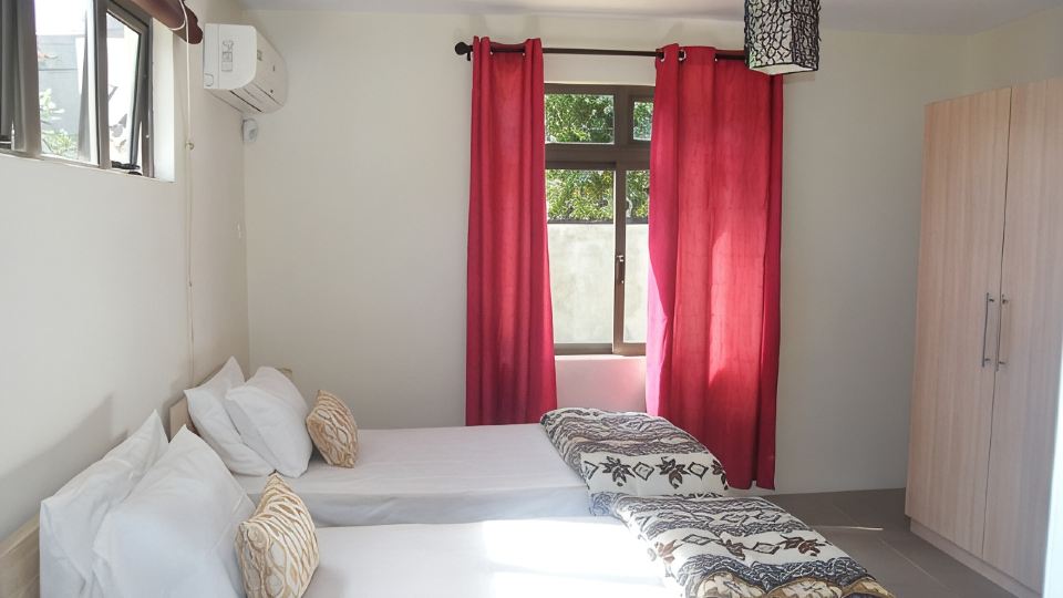 Modern villa 4 bedrooms with en-suite bathrooms pool BBQ beach amenities nearby