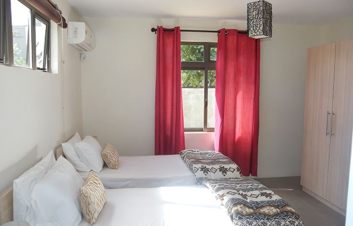 Modern villa 4 bedrooms with en-suite bathrooms pool BBQ beach amenities nearby