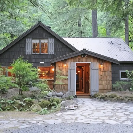 Romantic Mt. Hood Streamside Retreat, Hot Tub, BBQ, Fast WiFi. Pets Welcome, Ski