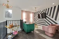 Ultra Heated Rooftop Pool! Arcade, Elevator, EV Charger, Sleeps 12, Full Home - สระว่ายน้ำส่วนตัว